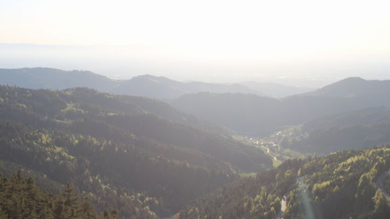 Dieses Bild zeigt eine Webcam-Aufnahme vom Achertal, aufgenommen am Donnerstag, den 23.04.2026 um 19:30 Uhr. Die Temperatur betrug 12.2°C.