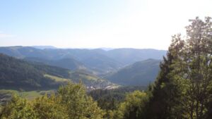 Dieses Bild zeigt eine Webcam-Aufnahme vom Achertal, aufgenommen am Sonntag, den 27.09.2026 um 17:10 Uhr. Die Temperatur betrug 29.8°C.