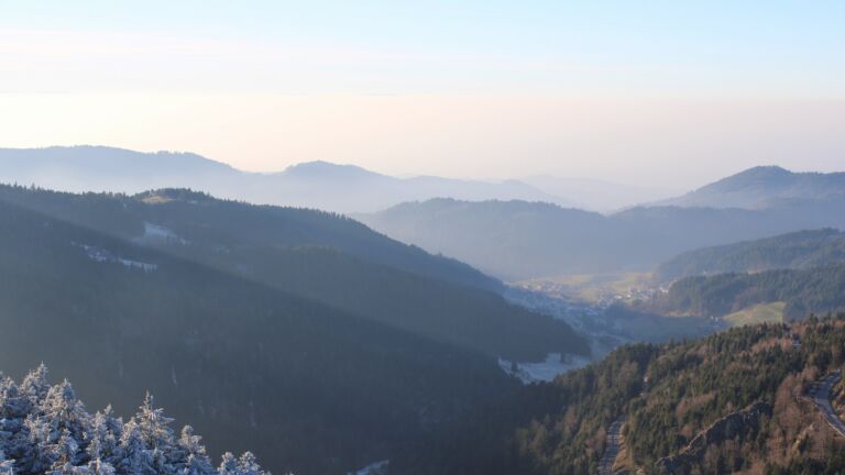 Dieses Bild zeigt eine Webcam-Aufnahme vom Achertal, aufgenommen am Freitag, den 26.12.2025 um 15:10 Uhr. Die Temperatur betrug -0.4°C.