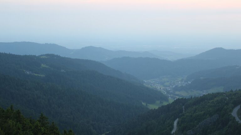 Dieses Bild zeigt eine Webcam-Aufnahme vom Achertal, aufgenommen am Montag, den 09.06.2025 um 21:20 Uhr. Die Temperatur betrug 12.6°C.