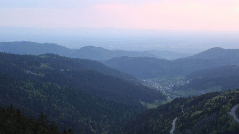 Dieses Bild zeigt eine Webcam-Aufnahme vom Achertal, aufgenommen am Freitag, den 02.05.2025 um 21:00 Uhr. Die Temperatur betrug 18.4°C.