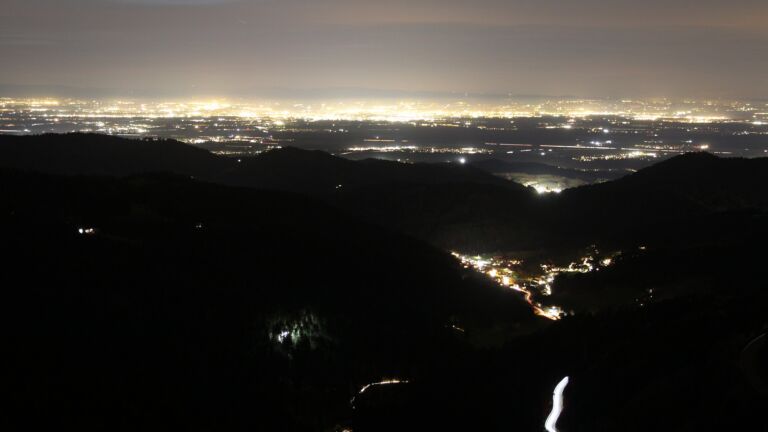 Dieses Bild zeigt eine Webcam-Aufnahme vom Achertal, aufgenommen am Mittwoch, den 12.11.2025 um 18:20 Uhr. Die Temperatur betrug 12.1°C.