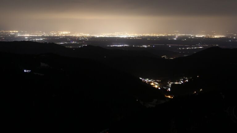 Dieses Bild zeigt eine Webcam-Aufnahme vom Achertal, aufgenommen am Mittwoch, den 14.01.2026 um 23:30 Uhr. Die Temperatur betrug 5.2°C.