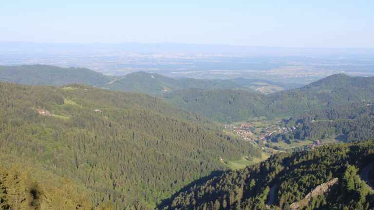 Dieses Bild zeigt eine Webcam-Aufnahme vom Achertal, aufgenommen am Freitag, den 16.05.2025 um 07:40 Uhr. Die Temperatur betrug 9.1°C.
