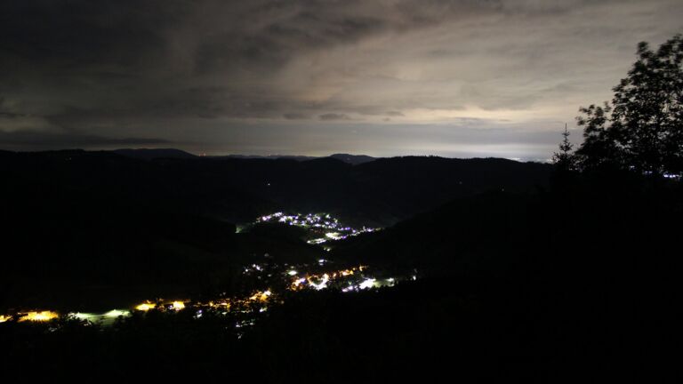 Dieses Bild zeigt eine Webcam-Aufnahme vom Achertal, aufgenommen am Dienstag, den 19.05.2026 um 02:30 Uhr. Die Temperatur betrug 8.4°C.