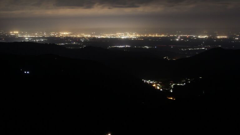 Dieses Bild zeigt eine Webcam-Aufnahme vom Achertal, aufgenommen am Sonntag, den 19.04.2026 um 01:00 Uhr. Die Temperatur betrug 11.1°C.