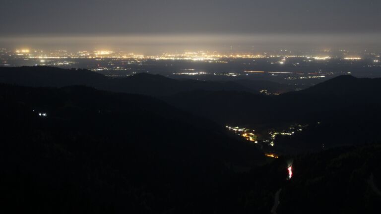 Dieses Bild zeigt eine Webcam-Aufnahme vom Achertal, aufgenommen am Freitag, den 24.04.2026 um 01:30 Uhr. Die Temperatur betrug 8.2°C.