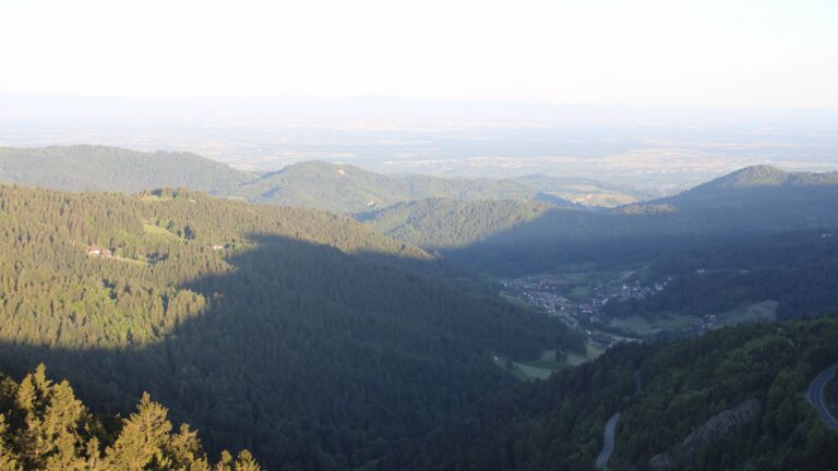 Dieses Bild zeigt eine Webcam-Aufnahme vom Achertal, aufgenommen am Freitag, den 16.05.2025 um 06:40 Uhr. Die Temperatur betrug 5.7°C.