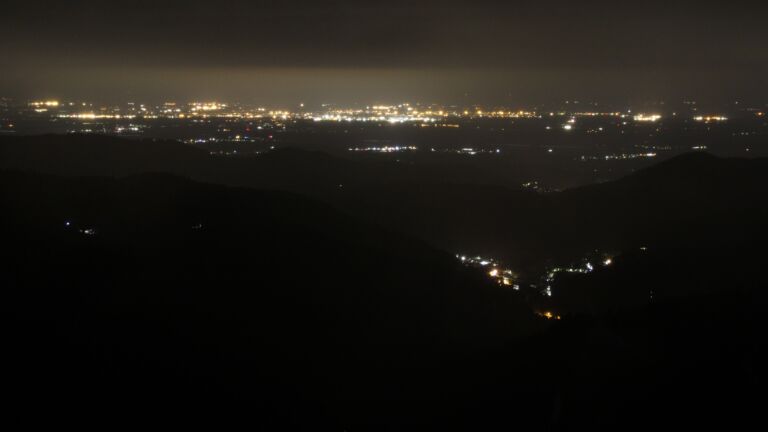 Dieses Bild zeigt eine Webcam-Aufnahme vom Achertal, aufgenommen am Sonntag, den 25.05.2025 um 01:30 Uhr. Die Temperatur betrug 5.8°C.