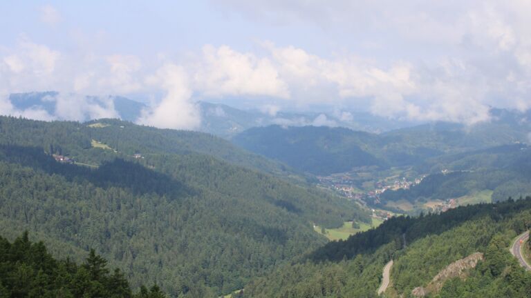 Dieses Bild zeigt eine Webcam-Aufnahme vom Achertal, aufgenommen am Montag, den 16.06.2025 um 10:10 Uhr. Die Temperatur betrug 12.9°C.