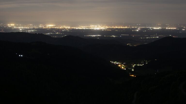 Dieses Bild zeigt eine Webcam-Aufnahme vom Achertal, aufgenommen am Dienstag, den 28.04.2026 um 03:00 Uhr. Die Temperatur betrug 9.7°C.