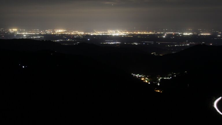 Dieses Bild zeigt eine Webcam-Aufnahme vom Achertal, aufgenommen am Samstag, den 18.04.2026 um 01:30 Uhr. Die Temperatur betrug 12.3°C.