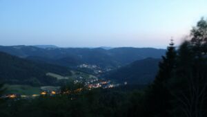Dieses Bild zeigt eine Webcam-Aufnahme vom Achertal, aufgenommen am Donnerstag, den 18.06.2026 um 22:20 Uhr. Die Temperatur betrug 25.9°C.