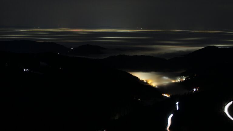 Dieses Bild zeigt eine Webcam-Aufnahme vom Achertal, aufgenommen am Dienstag, den 20.01.2026 um 19:10 Uhr. Die Temperatur betrug 5.8°C.