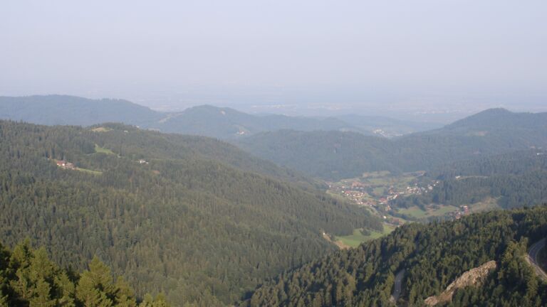 Dieses Bild zeigt eine Webcam-Aufnahme vom Achertal, aufgenommen am Freitag, den 15.08.2025 um 08:10 Uhr. Die Temperatur betrug 25.4°C.