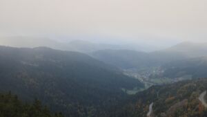 Dieses Bild zeigt eine Webcam-Aufnahme vom Achertal, aufgenommen am Montag, den 13.10.2025 um 18:10 Uhr. Die Temperatur betrug 6.1°C.