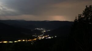 Dieses Bild zeigt eine Webcam-Aufnahme vom Achertal, aufgenommen am Samstag, den 27.06.2026 um 23:50 Uhr. Die Temperatur betrug 30.9°C.