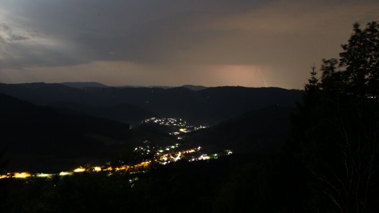Dieses Bild zeigt eine Webcam-Aufnahme vom Achertal, aufgenommen am Samstag, den 27.06.2026 um 23:50 Uhr. Die Temperatur betrug 30.9°C.