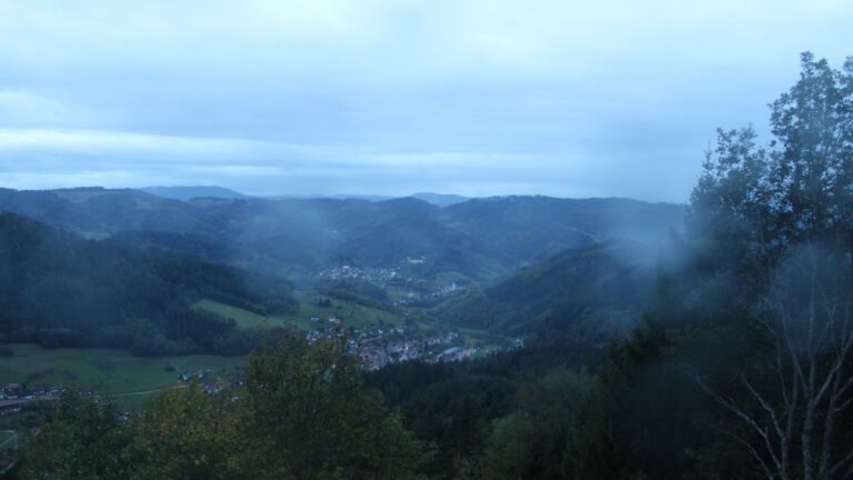 Dieses Bild zeigt eine Webcam-Aufnahme vom Achertal, aufgenommen am Samstag, den 24.10.2026 um 18:30 Uhr. Die Temperatur betrug 4.9°C.