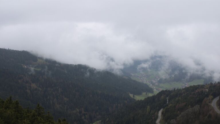 Dieses Bild zeigt eine Webcam-Aufnahme vom Achertal, aufgenommen am Sonntag, den 12.04.2026 um 12:00 Uhr. Die Temperatur betrug 2°C.