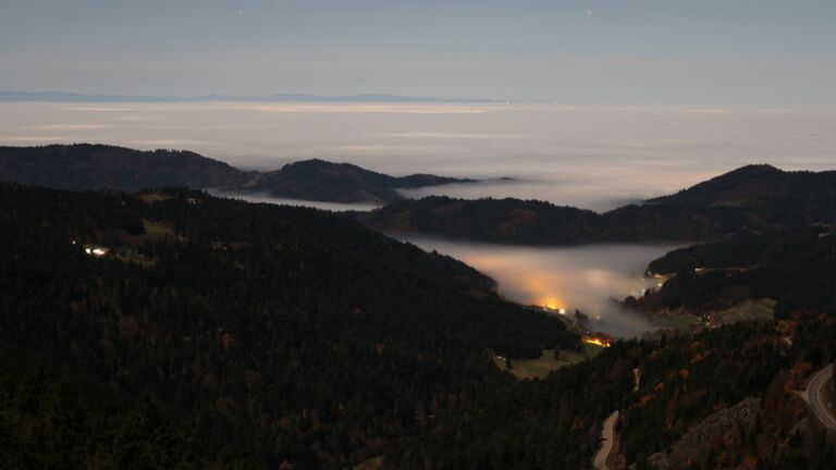 Dieses Bild zeigt eine Webcam-Aufnahme vom Achertal, aufgenommen am Samstag, den 08.11.2025 um 01:30 Uhr. Die Temperatur betrug 7.3°C.