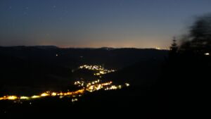 Dieses Bild zeigt eine Webcam-Aufnahme vom Achertal, aufgenommen am Donnerstag, den 09.07.2026 um 23:10 Uhr. Die Temperatur betrug 21.1°C.