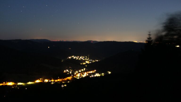 Dieses Bild zeigt eine Webcam-Aufnahme vom Achertal, aufgenommen am Donnerstag, den 09.07.2026 um 23:10 Uhr. Die Temperatur betrug 21.1°C.
