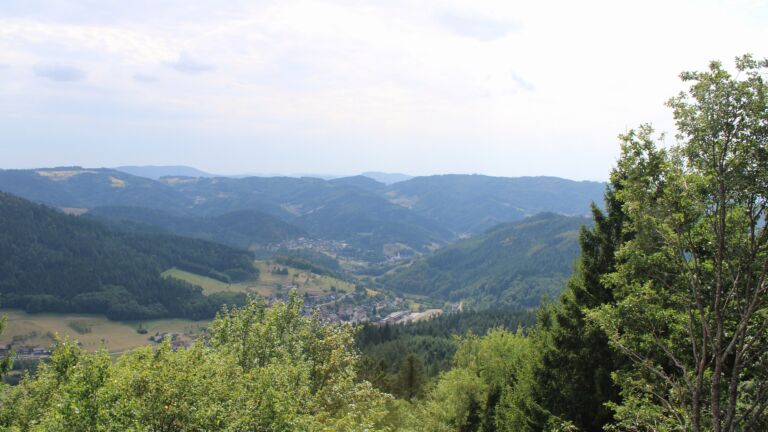 Dieses Bild zeigt eine Webcam-Aufnahme vom Achertal, aufgenommen am Montag, den 10.08.2026 um 15:20 Uhr. Die Temperatur betrug 32.8°C.