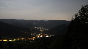 Dieses Bild zeigt eine Webcam-Aufnahme vom Achertal, aufgenommen am Dienstag, den 26.05.2026 um 23:10 Uhr. Die Temperatur betrug 23.6°C.
