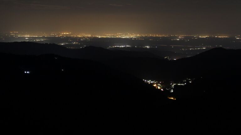 Dieses Bild zeigt eine Webcam-Aufnahme vom Achertal, aufgenommen am Samstag, den 21.03.2026 um 04:50 Uhr. Die Temperatur betrug 4.4°C.