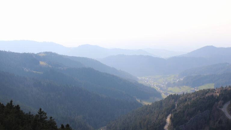 Dieses Bild zeigt eine Webcam-Aufnahme vom Achertal, aufgenommen am Montag, den 23.03.2026 um 16:50 Uhr. Die Temperatur betrug 6.7°C.