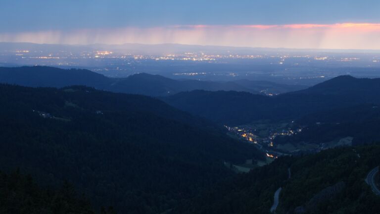 Dieses Bild zeigt eine Webcam-Aufnahme vom Achertal, aufgenommen am Dienstag, den 20.05.2025 um 21:40 Uhr. Die Temperatur betrug 12.9°C.