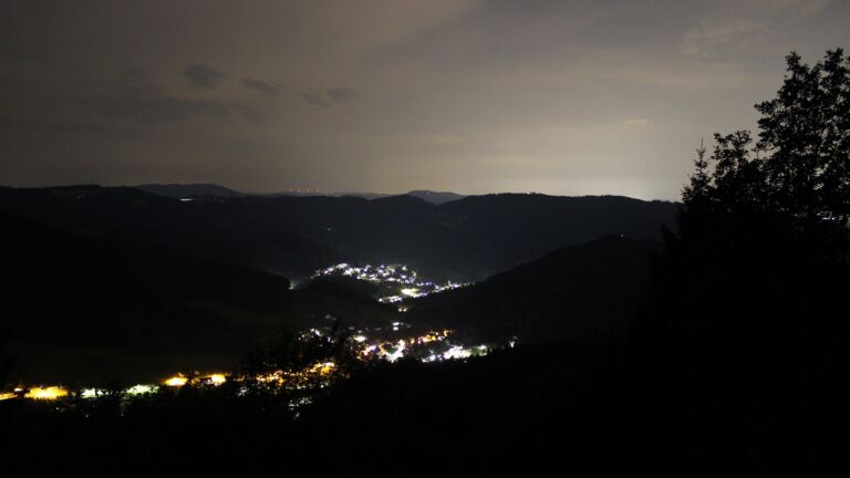 Dieses Bild zeigt eine Webcam-Aufnahme vom Achertal, aufgenommen am Donnerstag, den 16.07.2026 um 00:30 Uhr. Die Temperatur betrug 20.9°C.