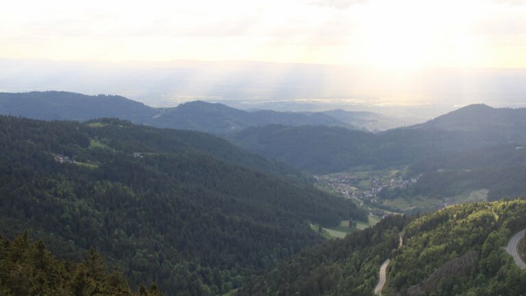 Dieses Bild zeigt eine Webcam-Aufnahme vom Achertal, aufgenommen am Freitag, den 16.05.2025 um 19:40 Uhr. Die Temperatur betrug 10.3°C.