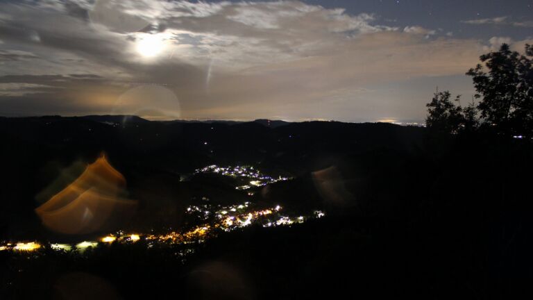 Dieses Bild zeigt eine Webcam-Aufnahme vom Achertal, aufgenommen am Freitag, den 21.08.2026 um 22:30 Uhr. Die Temperatur betrug 11.3°C.