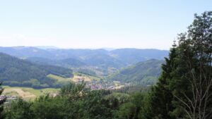 Dieses Bild zeigt eine Webcam-Aufnahme vom Achertal, aufgenommen am Mittwoch, den 27.05.2026 um 13:50 Uhr. Die Temperatur betrug 28.1°C.
