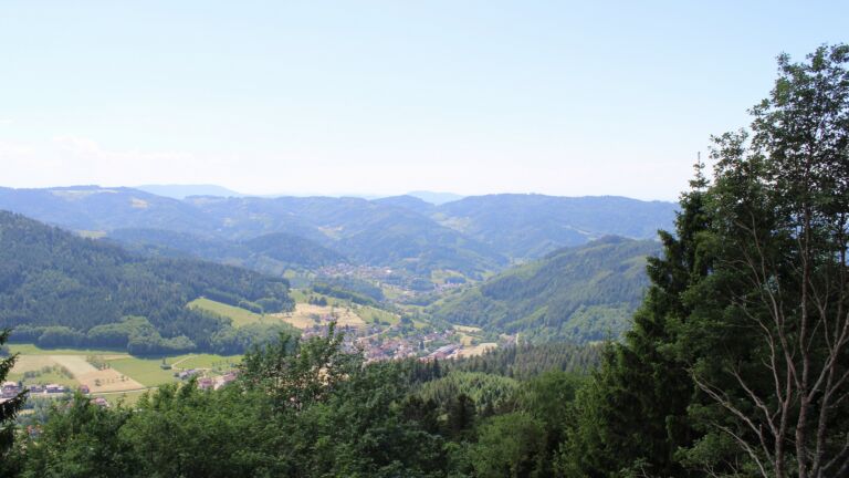 Dieses Bild zeigt eine Webcam-Aufnahme vom Achertal, aufgenommen am Mittwoch, den 27.05.2026 um 13:50 Uhr. Die Temperatur betrug 28.1°C.