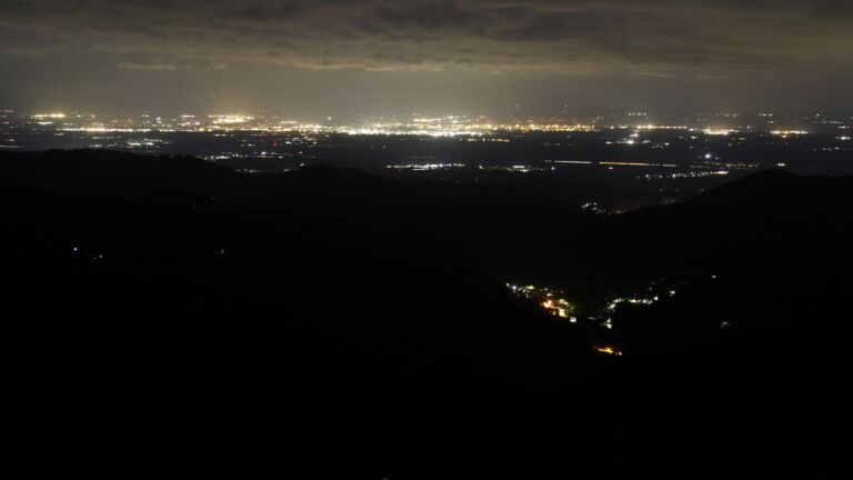 Dieses Bild zeigt eine Webcam-Aufnahme vom Achertal, aufgenommen am Mittwoch, den 23.07.2025 um 04:10 Uhr. Die Temperatur betrug 11.3°C.