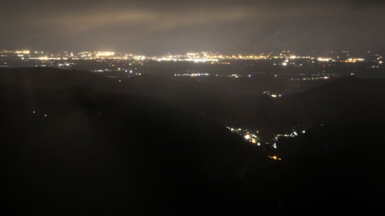 Dieses Bild zeigt eine Webcam-Aufnahme vom Achertal, aufgenommen am Dienstag, den 22.07.2025 um 23:10 Uhr. Die Temperatur betrug 10.9°C.