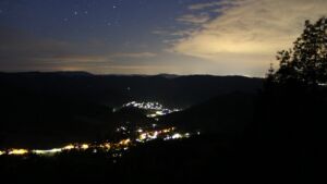 Dieses Bild zeigt eine Webcam-Aufnahme vom Achertal, aufgenommen am Sonntag, den 17.05.2026 um 04:00 Uhr. Die Temperatur betrug 5.3°C.