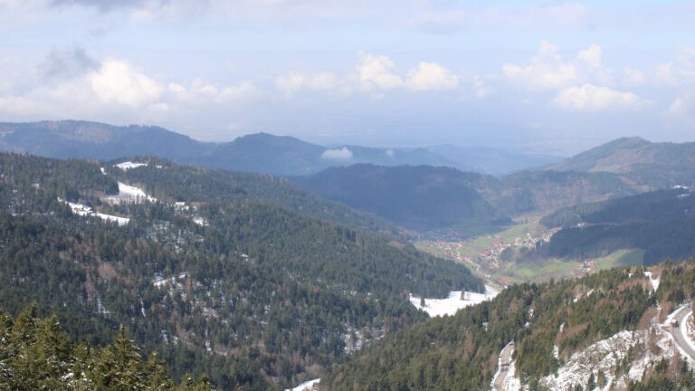 Dieses Bild zeigt eine Webcam-Aufnahme vom Achertal, aufgenommen am Mittwoch, den 01.04.2026 um 12:00 Uhr. Die Temperatur betrug 4°C.