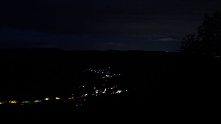 Dieses Bild zeigt eine Webcam-Aufnahme vom Achertal, aufgenommen am Sonntag, den 14.06.2026 um 03:50 Uhr. Die Temperatur betrug 13.2°C.