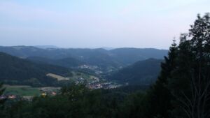 Dieses Bild zeigt eine Webcam-Aufnahme vom Achertal, aufgenommen am Donnerstag, den 25.06.2026 um 22:10 Uhr. Die Temperatur betrug 28.3°C.