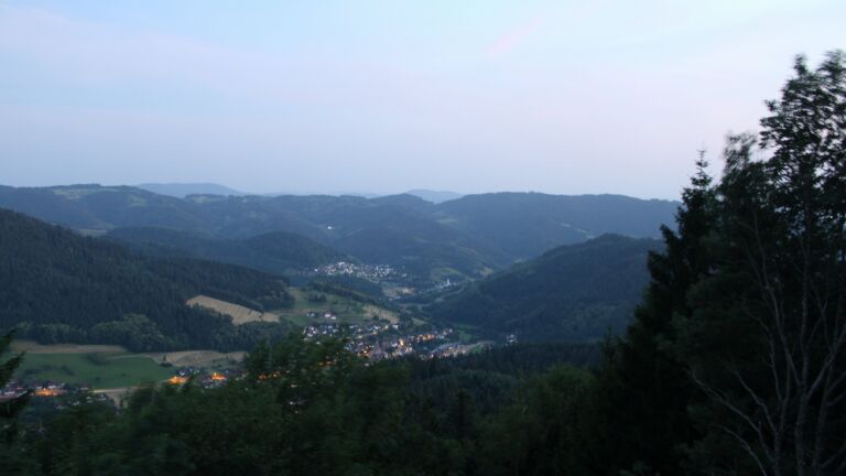 Dieses Bild zeigt eine Webcam-Aufnahme vom Achertal, aufgenommen am Donnerstag, den 25.06.2026 um 22:10 Uhr. Die Temperatur betrug 28.3°C.
