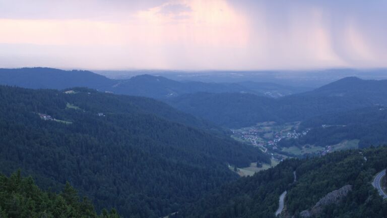 Dieses Bild zeigt eine Webcam-Aufnahme vom Achertal, aufgenommen am Sonntag, den 13.07.2025 um 21:30 Uhr. Die Temperatur betrug 19.9°C.