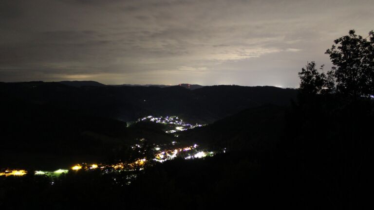 Dieses Bild zeigt eine Webcam-Aufnahme vom Achertal, aufgenommen am Freitag, den 18.09.2026 um 04:30 Uhr. Die Temperatur betrug 12.9°C.