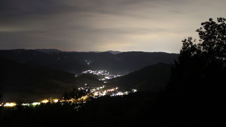 Dieses Bild zeigt eine Webcam-Aufnahme vom Achertal, aufgenommen am Montag, den 17.08.2026 um 22:10 Uhr. Die Temperatur betrug 18.6°C.