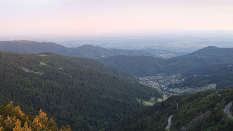 Dieses Bild zeigt eine Webcam-Aufnahme vom Achertal, aufgenommen am Dienstag, den 20.05.2025 um 06:00 Uhr. Die Temperatur betrug 11°C.