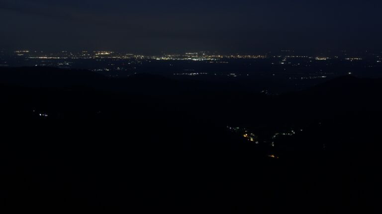Dieses Bild zeigt eine Webcam-Aufnahme vom Achertal, aufgenommen am Freitag, den 11.07.2025 um 04:10 Uhr. Die Temperatur betrug 13.8°C.