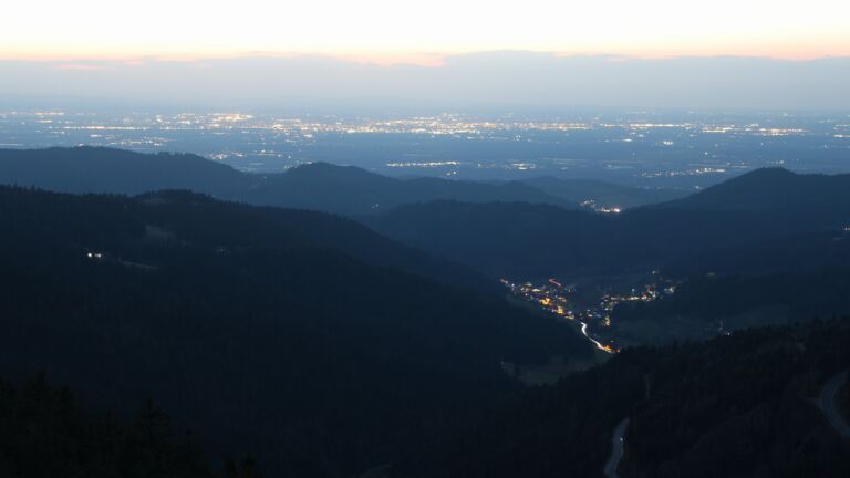 Dieses Bild zeigt eine Webcam-Aufnahme vom Achertal, aufgenommen am Freitag, den 27.02.2026 um 18:50 Uhr. Die Temperatur betrug 13°C.